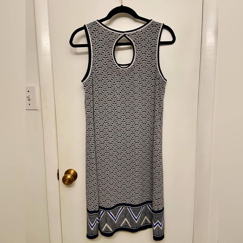 Max Studio black and white sleeveless graphic print shift dress, size M